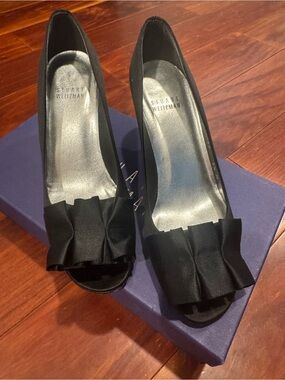 Stuart Weitzman Gigiritz Black Satin Open-Toe Pumps with Ruffle Accent.size 5.5